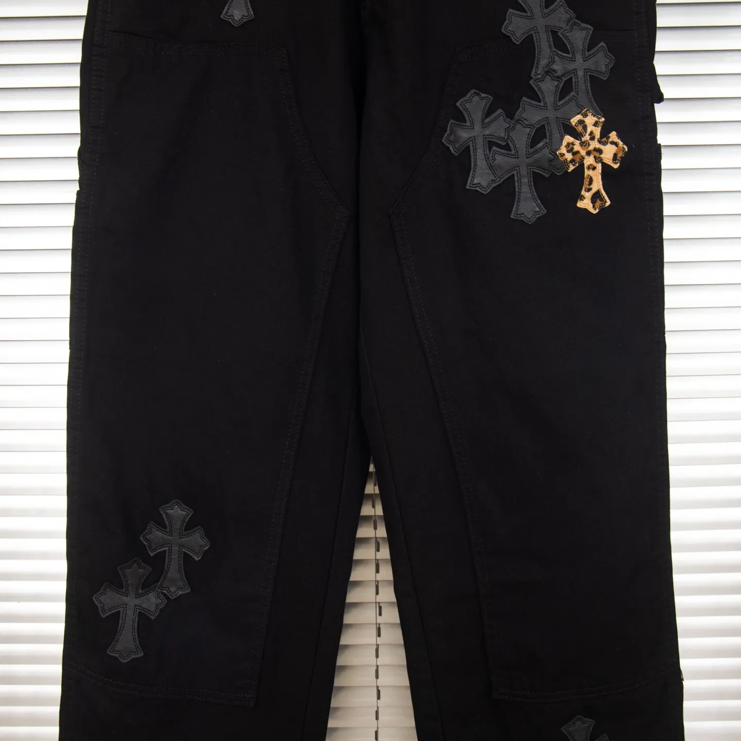 P260 Chrome Hearts Leopard Print Jeans with Black Leather and Wooden Leather Elements Washed Jeans. Really restores the ultimate vintage texture. Three-dimensional version. Loose and comfortable, not picky about the figure. Makes taller and slimmer. Factory-made. Original factory quality control. Same style for men and women. Can be matched with couples. Versatile recommendation. Must-have jeans for all seasons. Fashionistas have been disappointed. From the quality selection of fabrics, the tailoring of details, and the matching of patterns, they are all impeccable! The upper body is so handsome when worn...it can be easily worn by men, women and children! The craftsmanship is made of heavy-duty washed pure cotton denim fabric. After washing, it is soft and thick. It is very stylish when worn on the body. Style number: 1776# Color: black Size: 28 30 32 34 36